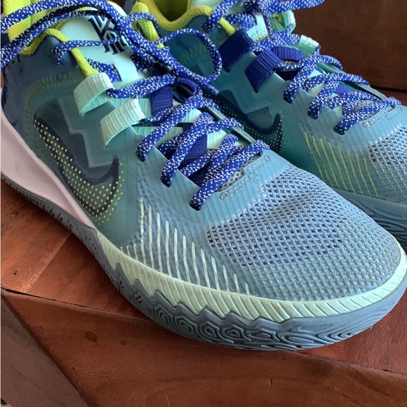 Men’s Nike Kyrie basketball shoes size 9.5 - Picture 2 of 4